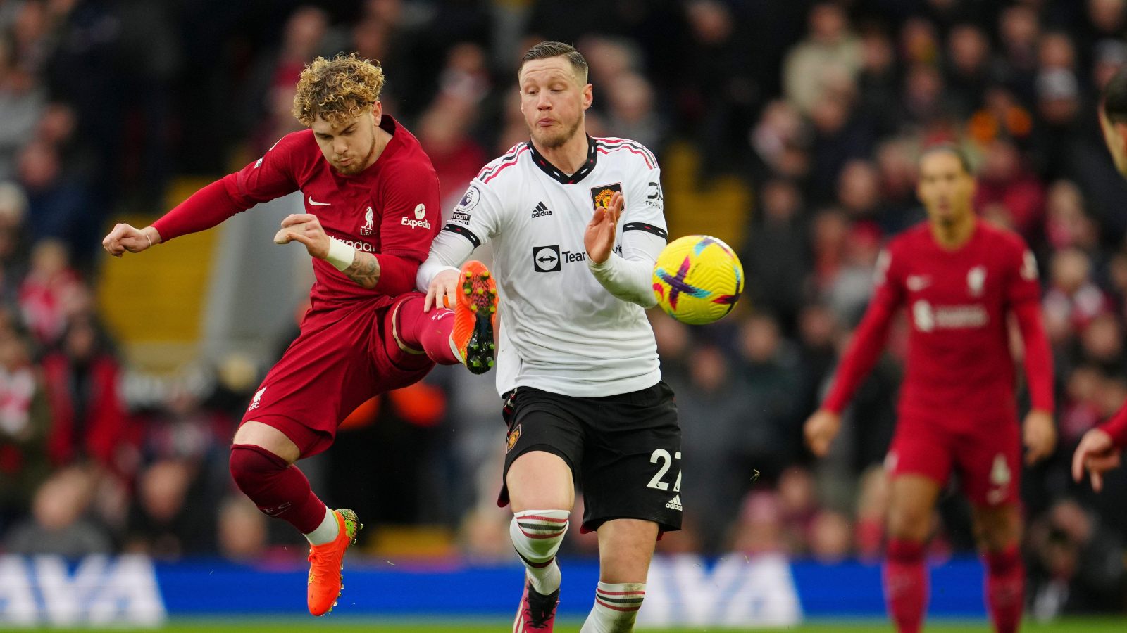 L’attaccante del Man Utd Weghorst afferma di aver toccato il segno di Anfield per “concludere” il difensore del Liverpool Van Dijk