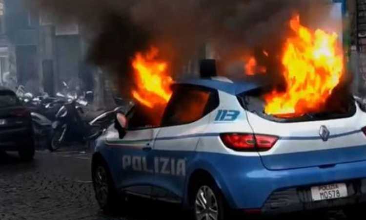 “Napoli vs Eintracht: Confronti tra tifosi tedeschi e polizia, auto in fiamme. Video esclusivo su Primapagina”