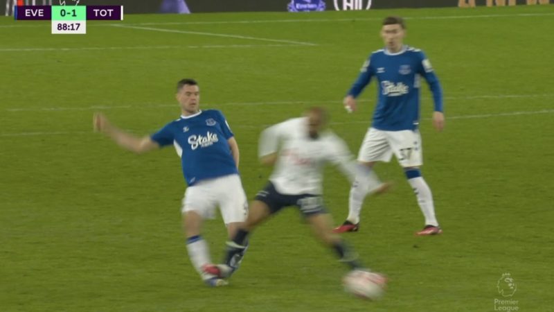 Lucas Moura del Tottenham riceve subito il rosso dopo un contrasto orribile