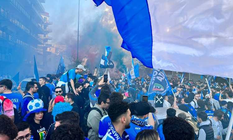 Napoli, iniziata la festa scudetto: 50 mila tifosi al Maradona, atmosfera incredibile in città FOTO E VIDEO | Primapagina