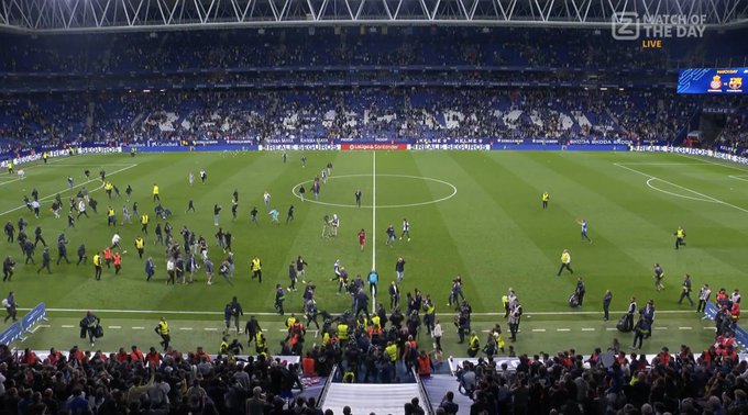 Scene folli mentre i tifosi arrabbiati dell’Espanyol invadono il campo e caricano i giocatori del Barcellona che festeggiano la vittoria in campionato