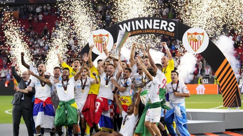 Europa League: la moglie di Luis Alberto denuncia le minacce per aver festeggiato la vittoria del Siviglia: “Così stanno male le persone”