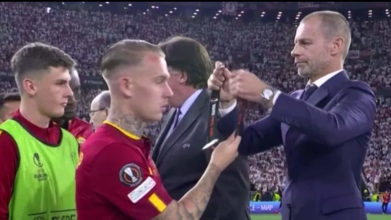 Tuttosport – cos’è successo alla premiazione di Siviglia-Roma