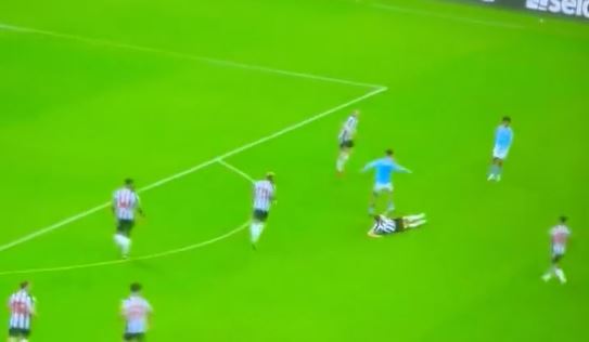 I tifosi del Newcastle celebrano il contrasto in ritardo di Paul Dummett contro il Man City
