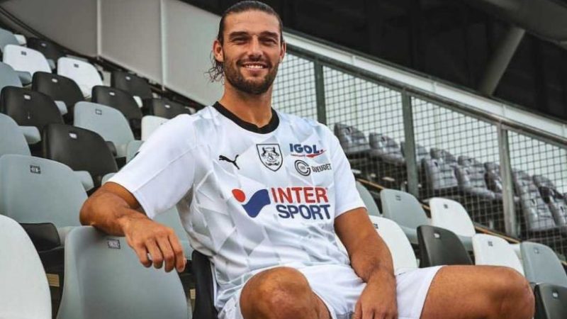 L’ex attaccante del Liverpool Andy Carroll si unisce al club francese di seconda divisione