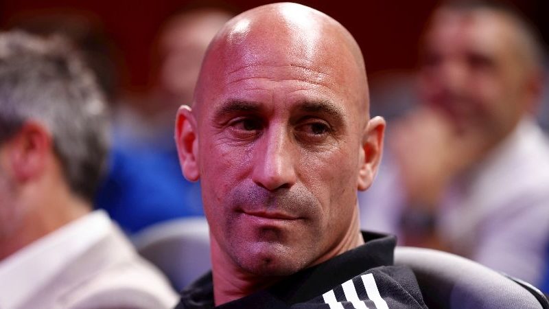 Luis Rubiales si dimette definitivamente dalla presidenza della RFEF in un’intervista con Piers Morgan