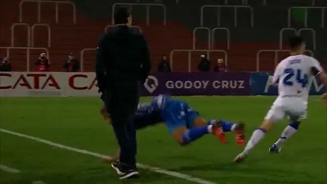Granada CF: L’espulsione più famosa di ‘Cacique’, il nuovo allenatore del Granada: scende in campo e fa lo sgambetto al rivale!