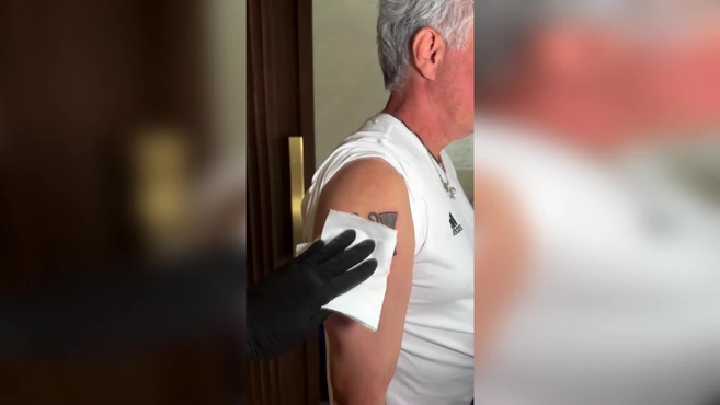 Serie A: Mourinho ritocca il suo famoso tatuaggio: perché ha fatto quel disegno con tre bicchieri?