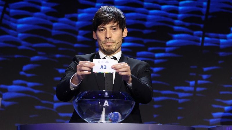 Il sorteggio di Euro 2024 viene interrotto da rumori sessuali in uno scherzo porno come quello sentito durante Wolves vs Liverpool mentre Dan Jarvis rivendica nuovamente la responsabilità dell’acrobazia virale