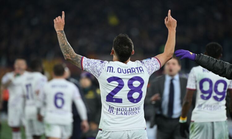 La Roma in 9 difende il 4° posto: 1-1 con la Fiorentina. Mou perde Dybala, Lukaku e Azmoun | Serie A