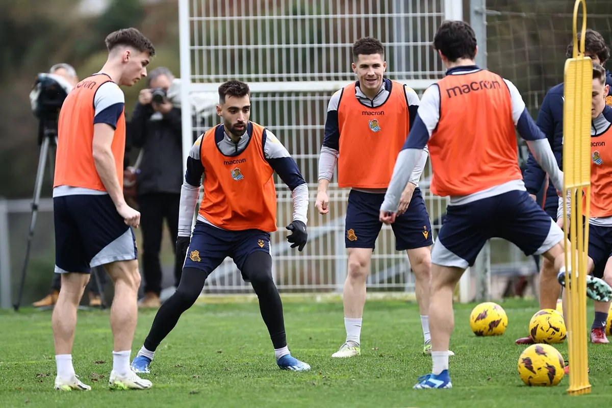 Real Sociedad: il ritorno di Brais Mndez e l’assenza di Zakharyan segnano la lista del Cdiz