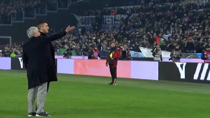 Caos in Lazio-Roma!  Razzi tra i tifosi e bottigliata al Bove