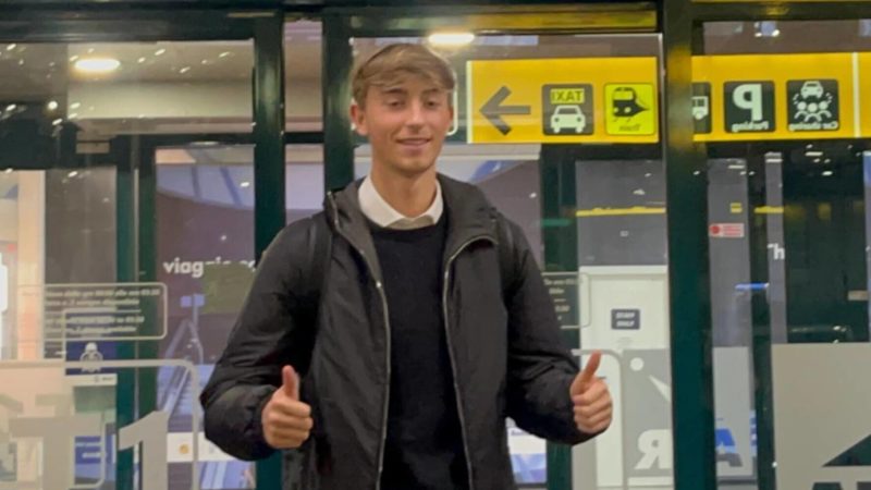 CdS – Huijsen alla Roma, l’arrivo a Fiumicino poi visite e firma: rivivi la giornata