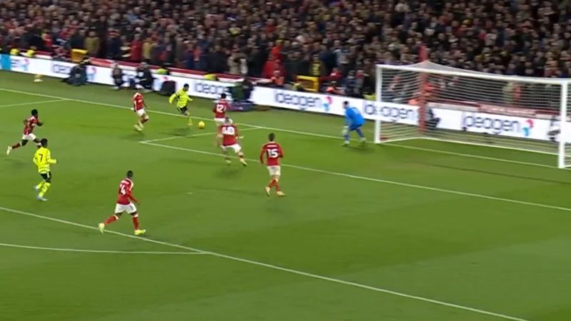 Gabriel Jesus segna da un’angolazione ridicola portando l’Arsenal in vantaggio contro il Nottingham Forest