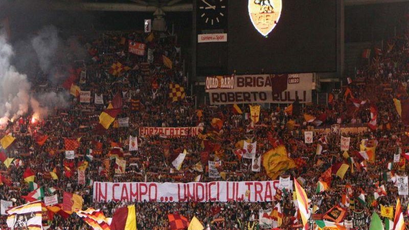 Roma, altro striscione di protesta: ‘Società fantasma, giocatori senza p… Onore a Mourinho’|Serie A