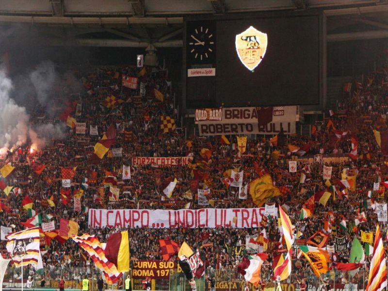 Roma, altro striscione di protesta: ‘Società fantasma, giocatori senza p… Onore a Mourinho’|Serie A