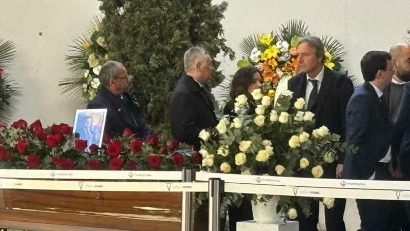 Calciomercato.com – Fiorentina, la camera ardente di Joe Barone: con Commisso ci sono anche Abodi, Casini, Iervolino e De Rossi|Serie A