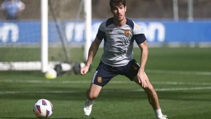 Real Sociedad: Aritz Elustondo torna al lavoro di gruppo in una seduta con ‘sostituti’ insoliti