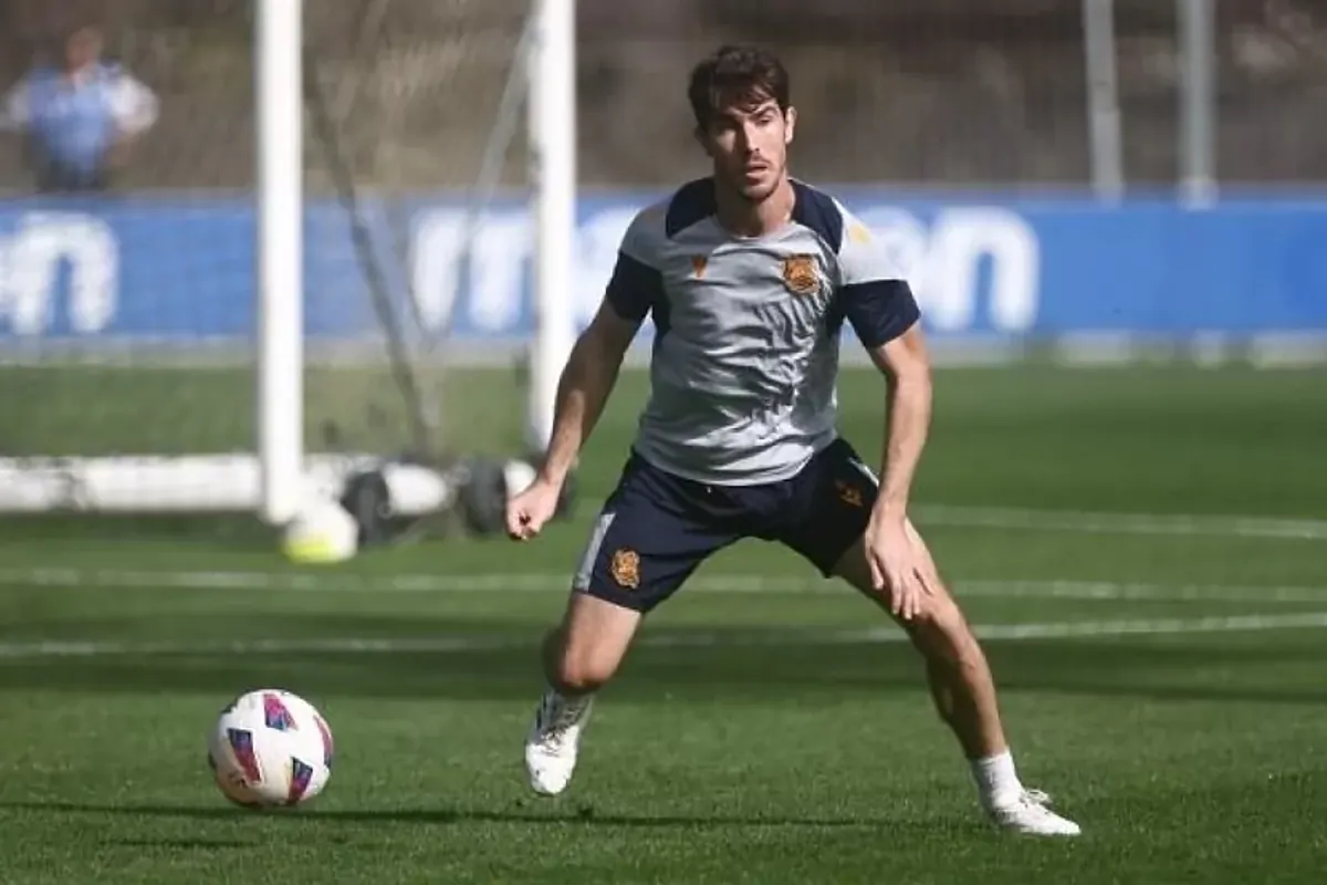 Real Sociedad: Aritz Elustondo torna al lavoro di gruppo in una seduta con ‘sostituti’ insoliti