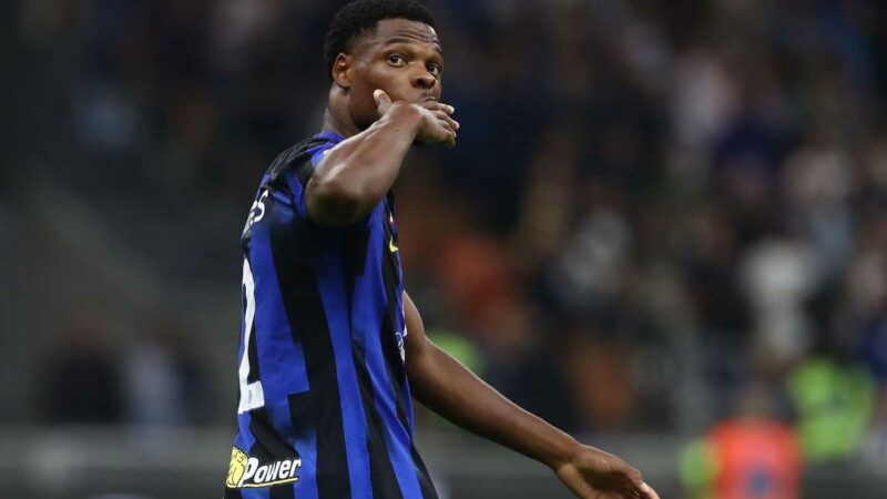 Dumfries si scusa per lo striscione contro Theo Hernandez: ‘Non è stato intelligente, immagine inappropriata’|Serie A