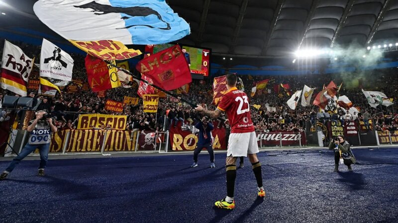 Serie A: i tifosi della Roma pagheranno la multa a Mancini per aver sventolato la bandiera della Lazio con un topo