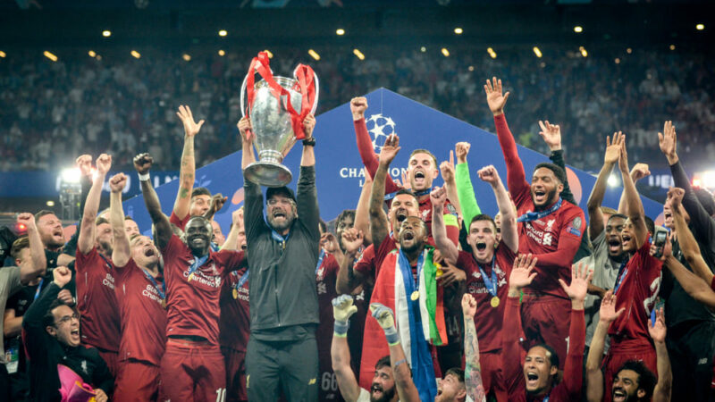 Alisson saluta l’eterno tecnico del Liverpool Klopp prima dell’addio