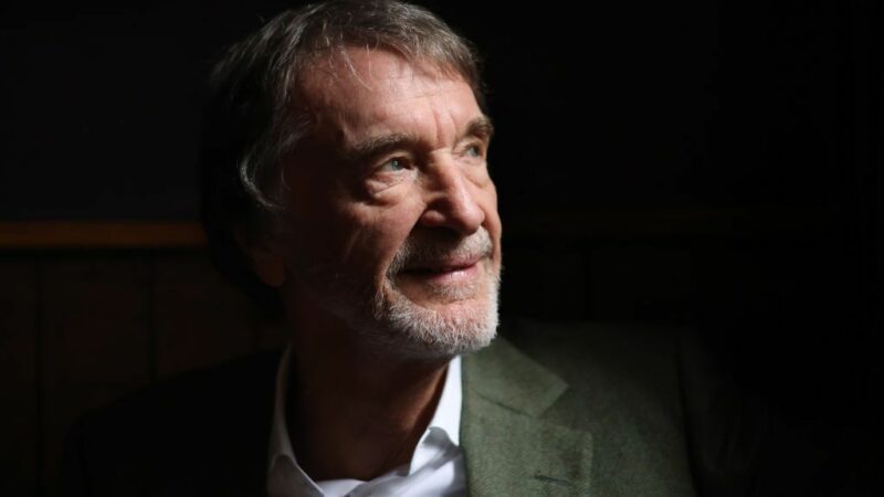 Manchester United e Brighton snobbati mentre l’allenatore firma un nuovo contratto