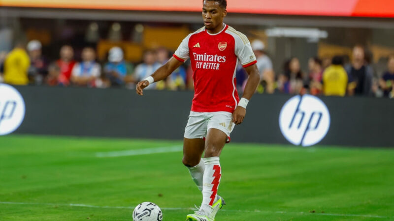 Il vincitore del titolo dell’Arsenal saluta Saliba e Gabriel dopo l’esclusione del Manchester United
