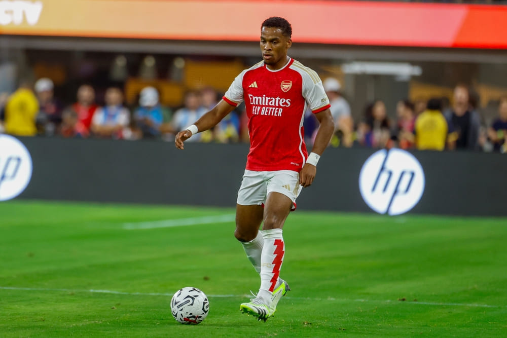 Il vincitore del titolo dell’Arsenal saluta Saliba e Gabriel dopo l’esclusione del Manchester United