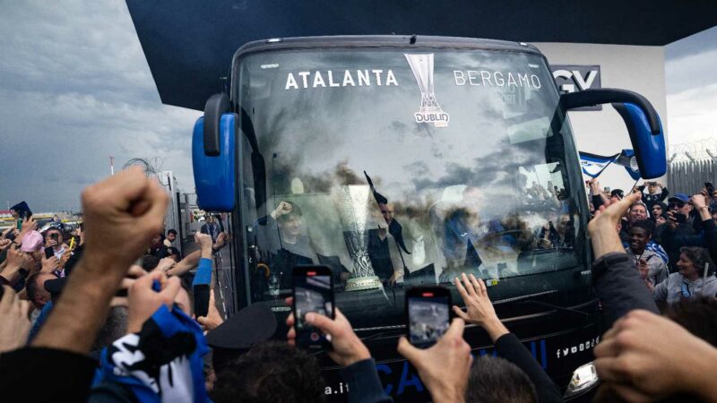 L’Atalanta è tornata a Bergamo: tifosi in delirio all’aeroporto VIDEO|Europa League