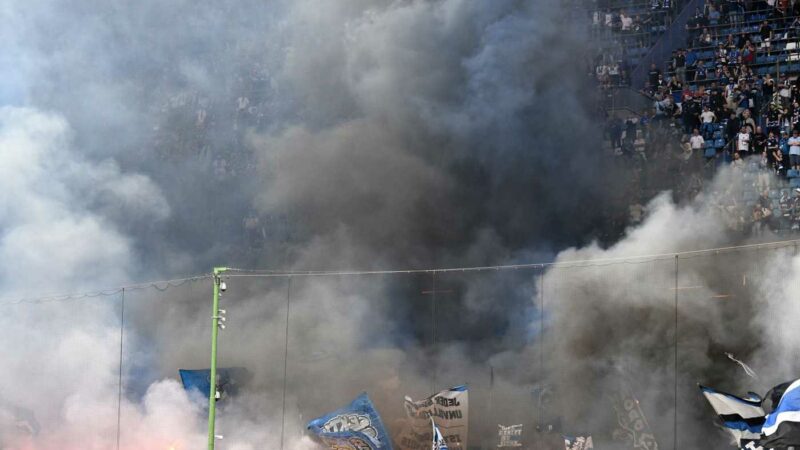 Surreale in Ligue 2: tifosi del Troyes protestano con fumogeni, i giocatori li rilanciano verso gli spalti!|Estero