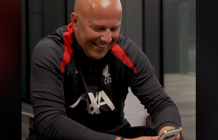 Arne Slot reagisce a Jurgen Klopp che canta il suo nome nel suo discorso di addio