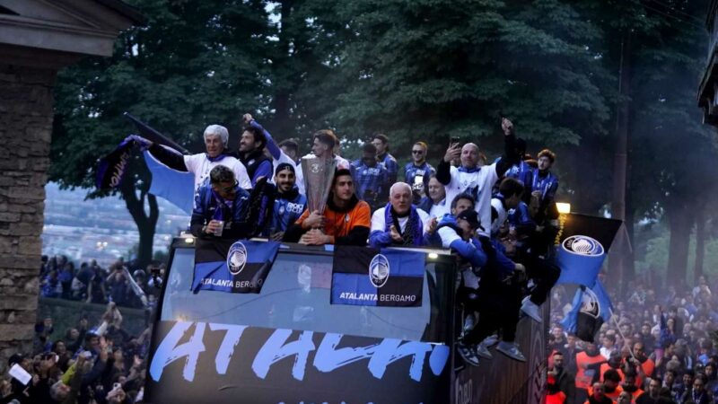Atalanta, festa grande a Bergamo per l’Europa League: sfilata sul bus scoperto, tributi e fuochi d’artificio|Europa League