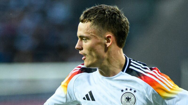 I padroni di casa spazzano via il 10-man Tartan Army nella gara di apertura di Euro 2024