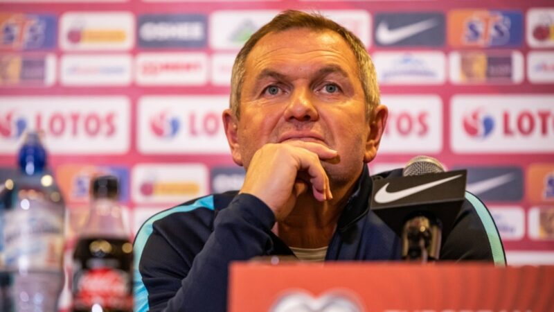 Il Kek rende omaggio ai tifosi sloveni dopo il pareggio della Danimarca