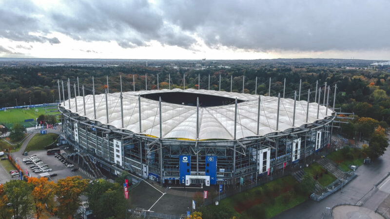 La polizia spara all’aggressore armato di piccone vicino al fan park di Amburgo