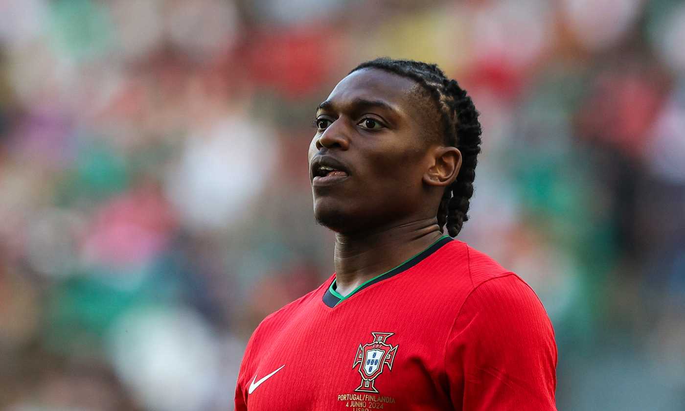 Leao “dribbla” le domande sul futuro al Milan: contro la Turchia va a caccia del riscatto e Fonseca fa visita in ritiro|Primapagina
