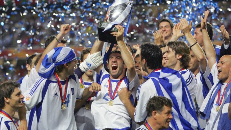 “Sentiamo sciocchezze sul fatto che la Grecia abbia difeso solo a Euro 2004, ma abbiamo battuto i detentori della Francia giocando un buon calcio: i loro nomi non significavano nulla per noi”: la leggenda greca riflette sul loro ENORME titolo di Campionato Europeo, 20 anni dopo
