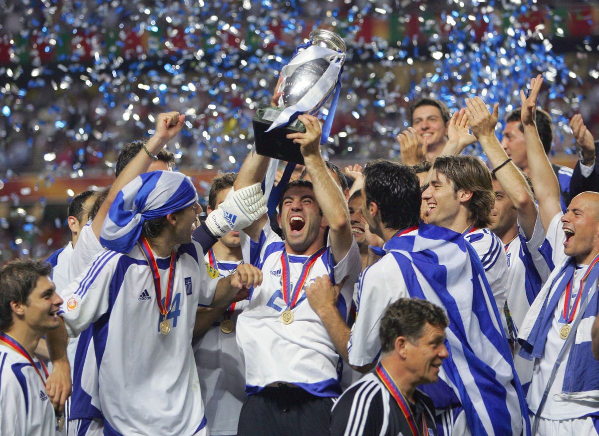 “Sentiamo sciocchezze sul fatto che la Grecia abbia difeso solo a Euro 2004, ma abbiamo battuto i detentori della Francia giocando un buon calcio: i loro nomi non significavano nulla per noi”: la leggenda greca riflette sul loro ENORME titolo di Campionato Europeo, 20 anni dopo