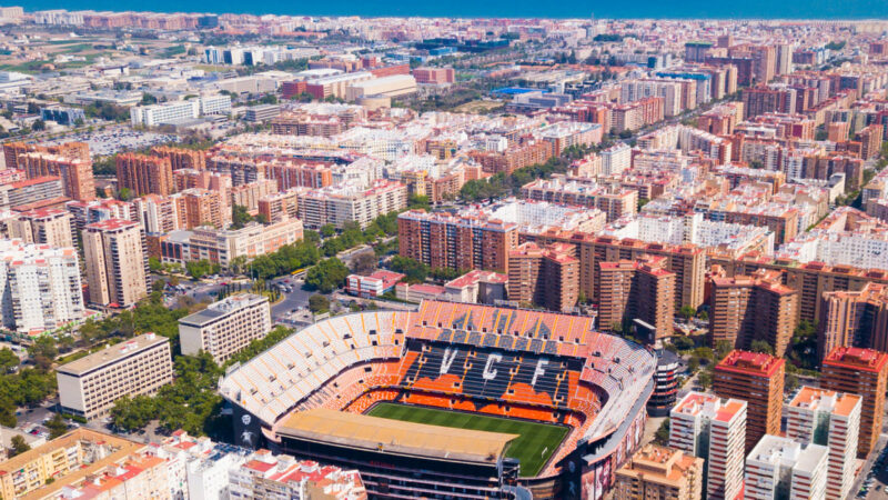 Tre uomini mandati in prigione per abusi razzisti contro la stella del Real Madrid