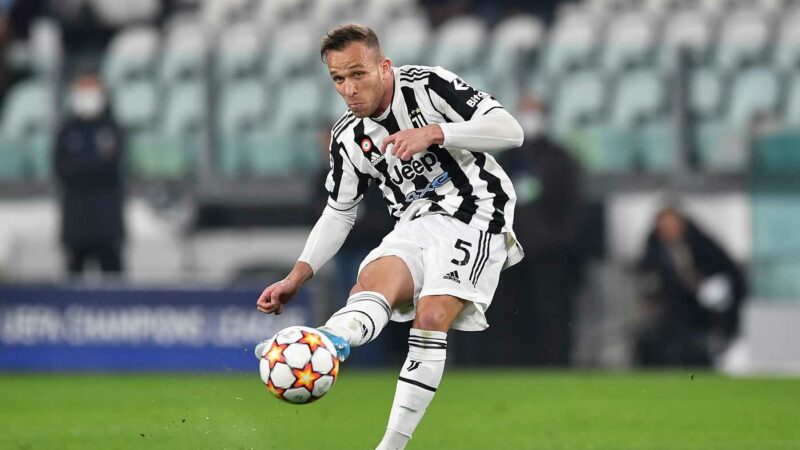 Como, Fabregas alza il pressing su Arthur: due nodi da scogliere, Giuntoli detta la linea|Primapagina