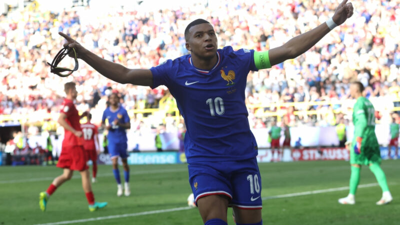 Il boss del Real Madrid Ancelotti minimizza le voci su Mbappé e Vinicius Jnr che si contendono il ruolo di esterno sinistro