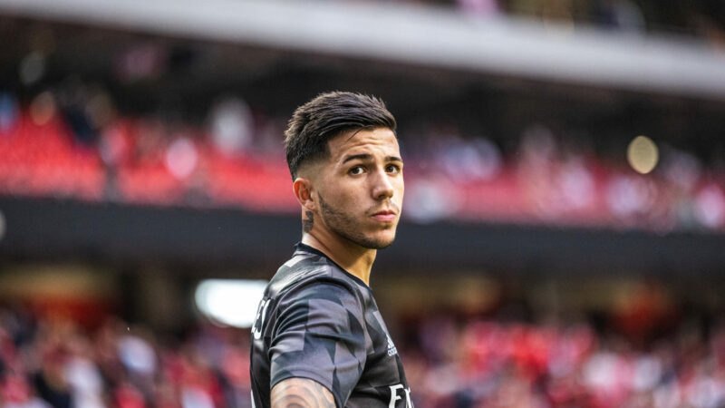 L’apparizione di Fernandez vede la folla intonare una canzone anti-francese al River Plate