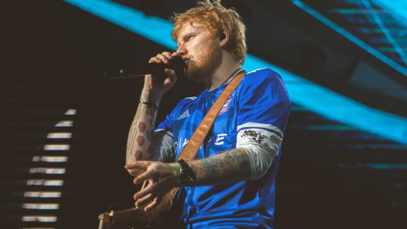 Ed Sheeran acquista una quota dell’Ipswich Town mentre vengono apportate modifiche al consiglio direttivo del club