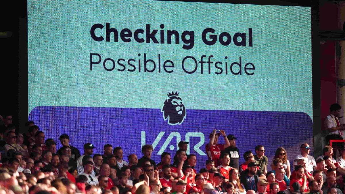 La Premier League rivoluziona il VAR con una nuova, sconvolgente regola per porre fine alla furia dei tifosi!