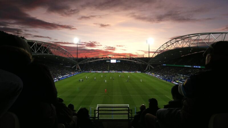 La morte del calcio d’inizio del sabato alle 15:00 o un mondo nuovo e coraggioso? L’EFL entra nell’era di Sky Sports+ con enormi implicazioni per i tifosi