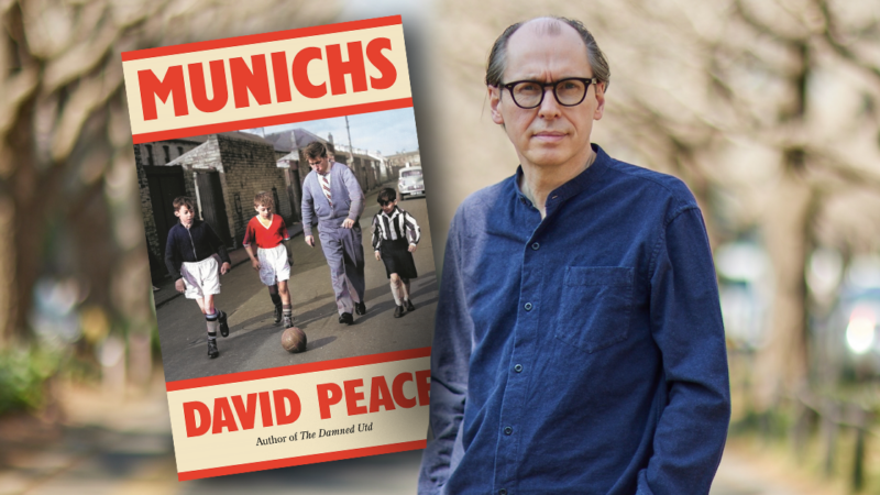 “È stato scritto per continuare la conversazione con mio padre” David Peace, autore di Damned United, spiega l’ispirazione dietro il suo nuovo libro “Munichs”