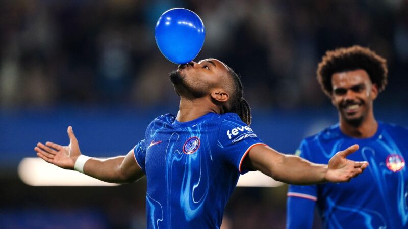 Nkunku segna una tripletta per il Chelsea mentre il Villa batte il Wycombe e il Leicester vince ai rigori