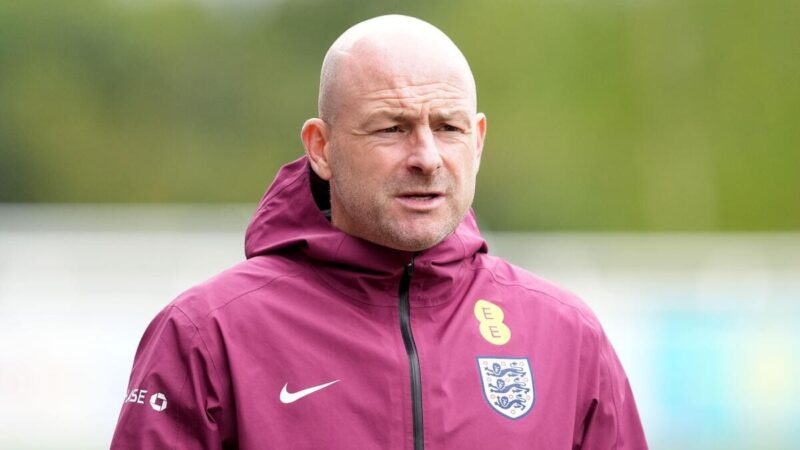 Le formazioni vengono rivelate mentre Carsley annuncia i cambiamenti