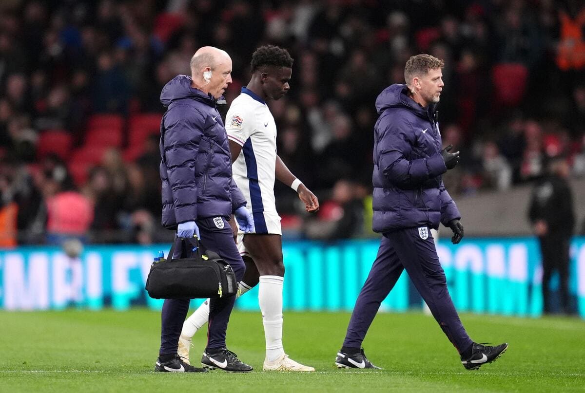 Bukayo Saka si preoccupa mentre l’ala dell’Arsenal si ritira dalla squadra inglese